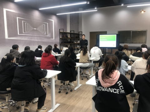 酒店管理學(xué)院舉辦'企業(yè)專家進(jìn)課堂'系列活動(dòng)，深化實(shí)踐教學(xué)